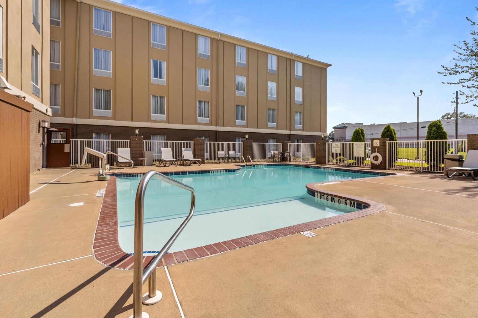 Holiday Inn Express Hotel & Suites Starkville, An Ihg Hotel Extérieur photo